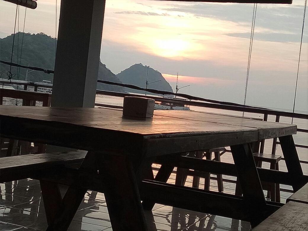 Bajo Sunset Hostel ラブハン・バジョ エクステリア 写真