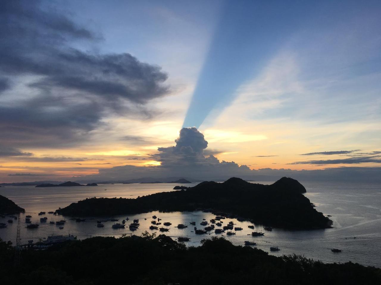 Bajo Sunset Hostel ラブハン・バジョ エクステリア 写真