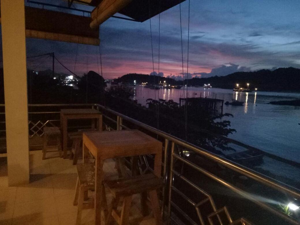 Bajo Sunset Hostel ラブハン・バジョ エクステリア 写真