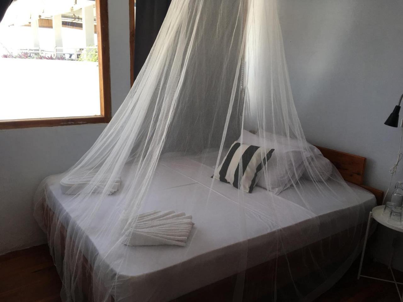 Bajo Sunset Hostel ラブハン・バジョ エクステリア 写真